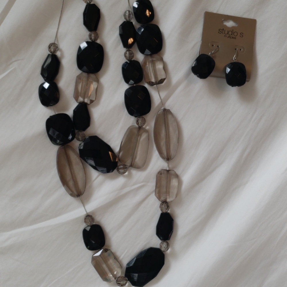Necklace and earring set